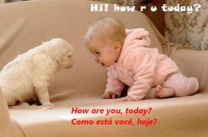 How are you? Criança falando com cachorro.