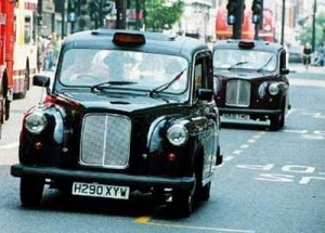 Taxi carro classico antigo circulando em londres